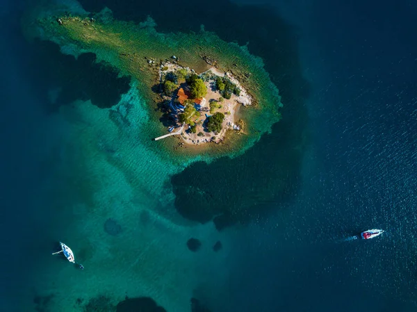 Aerial shooting of island and yachts, Grecia — Foto de Stock