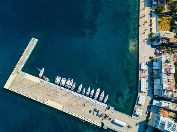 Antenn drönare fåglar öga Visa foto yacht Harbor med lugna vatten, Grekland — Stockfoto