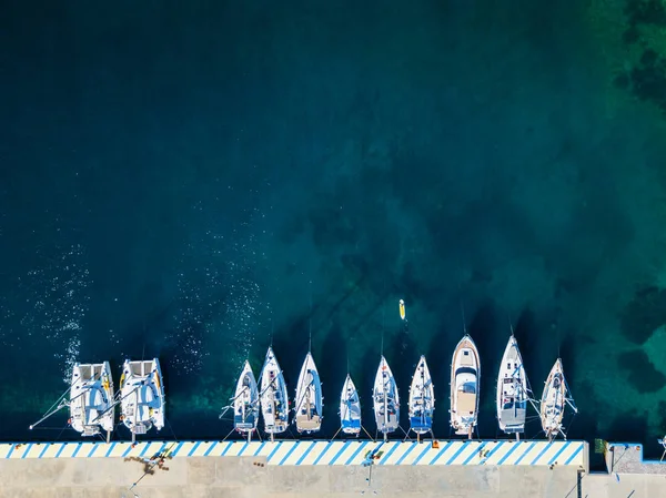 Aereo drone uccelli vista dall'alto foto di yacht porto con acque calme, Grecia — Foto Stock