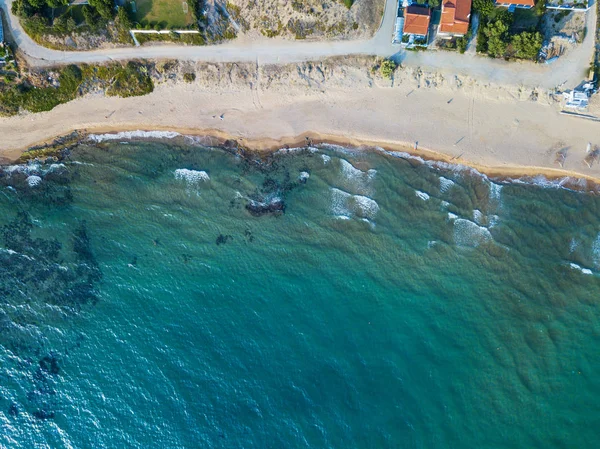 Vista superior de uma linha costeira. Aerial drone aves olho vista foto . — Fotografia de Stock