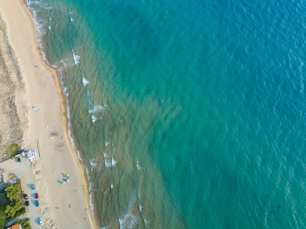 Vue de dessus d'une ligne côtière. Vue aérienne des oiseaux de drone photo . — Photo