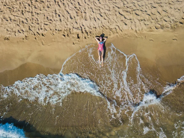 Meisje met plezier aan het tropische strand. Luchtfoto drone vogels eye foto weergeven. — Stockfoto