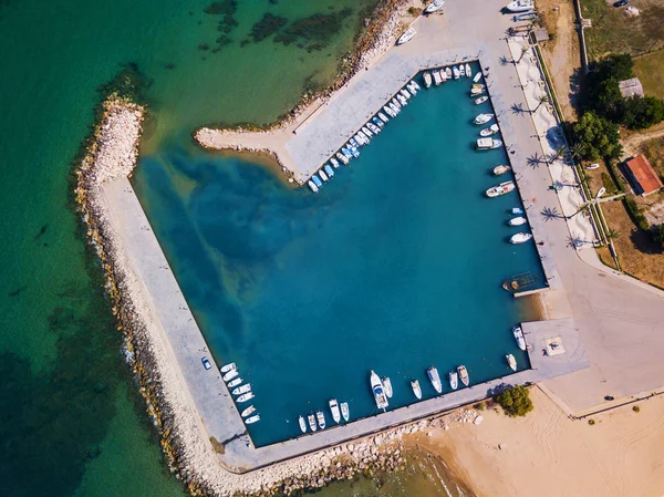 Aerial drone birds eye view foto do porto de iate com águas calmas, Grécia — Fotografia de Stock