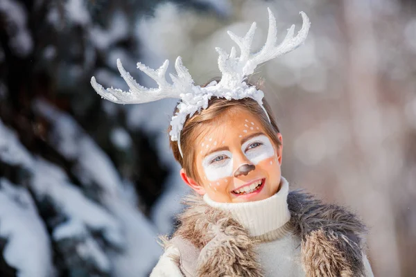 Porträtt av leende pojke med roliga horn av en hjort. Holiday koncept. — Stockfoto