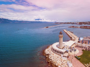 Patras yılında deniz feneri. Ünlü şehir ve liman Patras, Peloponnese, Yunanistan hava uçak fotoğrafı