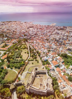 Ünlü şehir ve kale Patras, Peloponnese, Yunanistan hava uçak fotoğrafı