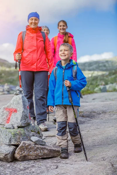 Rapaz bonito com equipamento de caminhadas nas montanhas — Fotografia de Stock