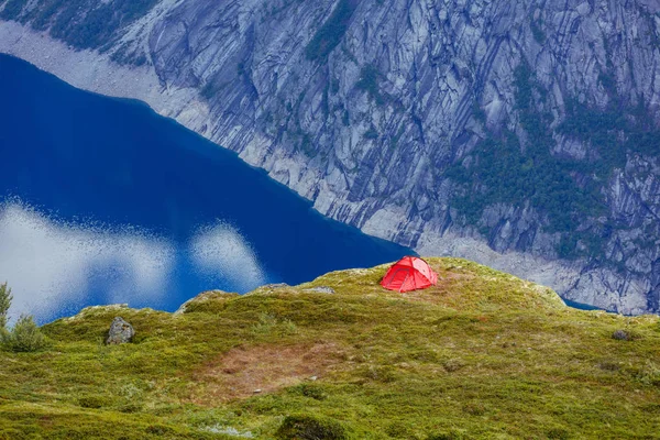 Vedere uimitoare în natură cu fiord și munți cu cort roșu — Fotografie, imagine de stoc