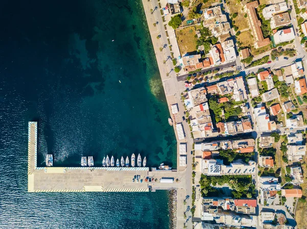 Hava dron kuşlar göz görünümü fotoğraf Yat Limanı ile sakin suları, Yunanistan — Stok fotoğraf