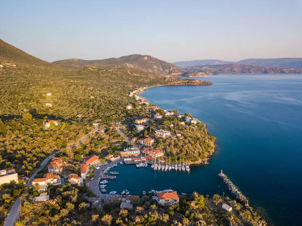 Aerial drone birds eye view foto do pequeno porto de iate com águas calmas, Grécia — Fotografia de Stock