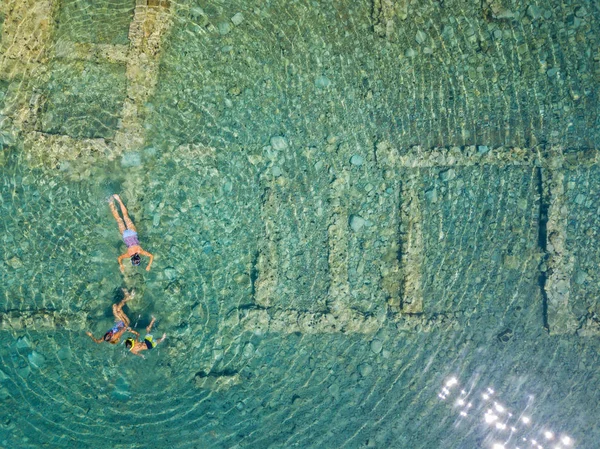 Foto van het weergeven van luchtfoto drone vogels oog van toeristen snorkelen boven oude gezonken stad van Epidaurus, Griekenland — Stockfoto