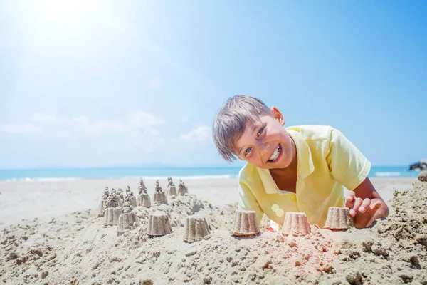 Portret ładny chłopak gra na plaży. — Zdjęcie stockowe