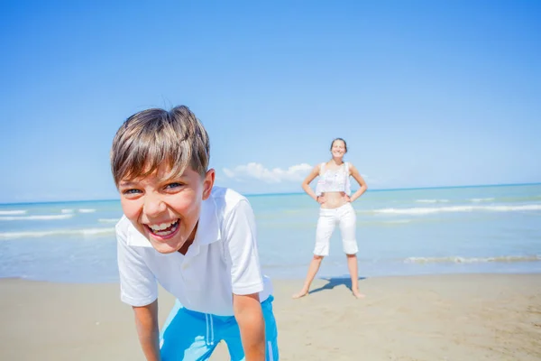 Bedårande pojke ha kul på stranden. — Stockfoto