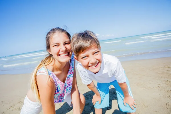 かわいい子供たちがビーチで楽しい時を過す. — ストック写真