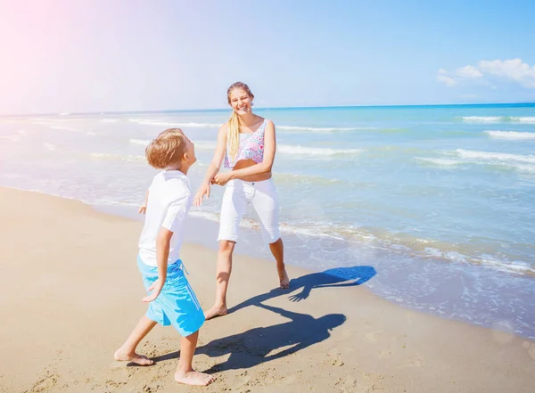 Adorables enfants s'amusent sur la plage . — Photo