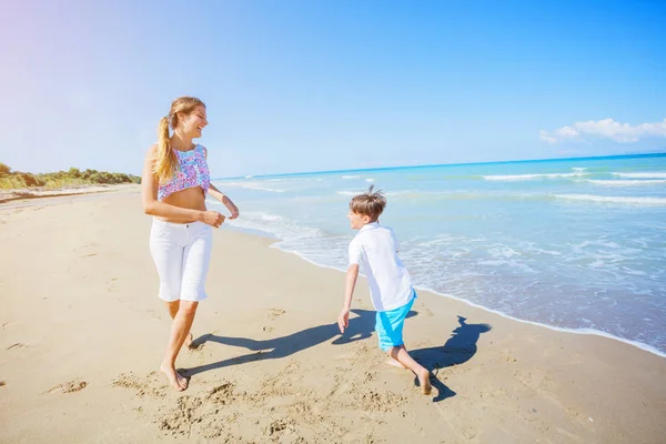 Adorables niños se divierten en la playa . — Foto de Stock