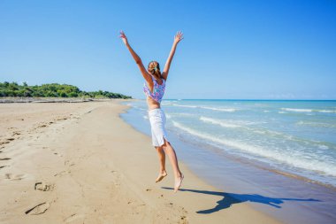 Tropik sahilde eğleniyor kız