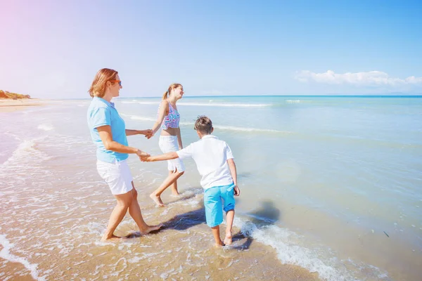 Lyckliga familjen ha roligt i sommar fritid — Stockfoto