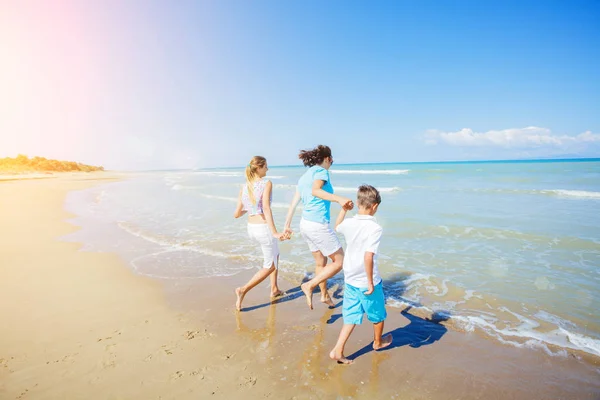 Lyckliga familjen ha roligt i sommar fritid — Stockfoto