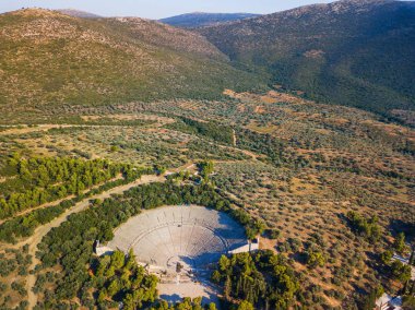Epidaurus Peloponnese, Yunanistan, Antik Amfitiyatro. Hava dron fotoğraf.