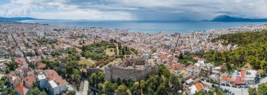 Ünlü şehir ve kale Patras, Peloponnese, Yunanistan hava uçak fotoğrafı. Panorama