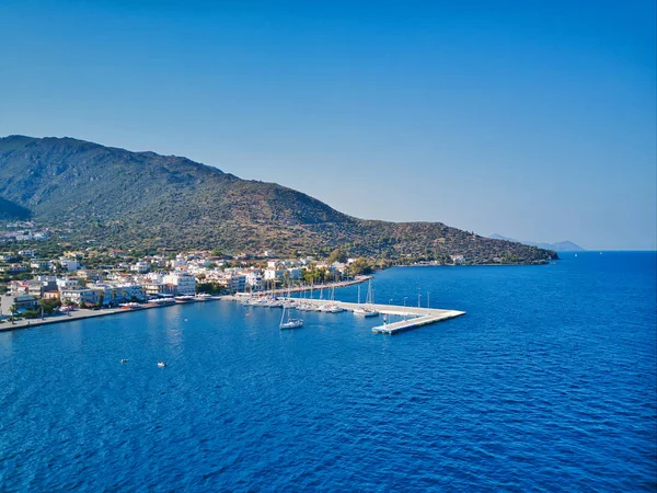 Aereo drone uccelli vista dall'alto foto di yacht porto con acque calme, Grecia — Foto Stock