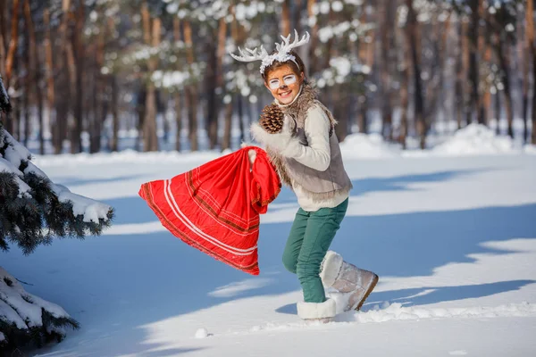 재미 있는 뿔 사슴의와 웃는 소년. 휴일 개념. — 스톡 사진