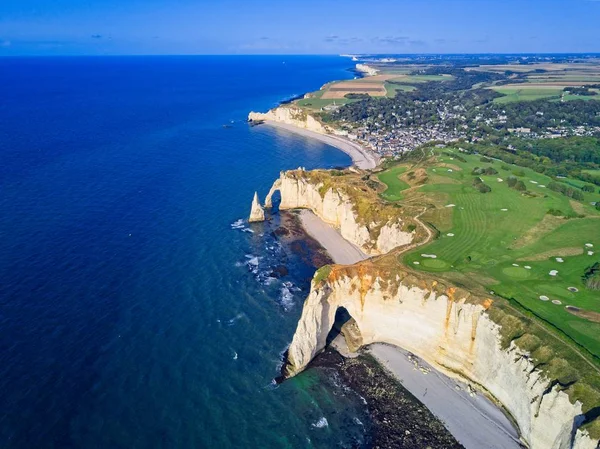 Antenn drönare foto av spetsiga bildandet kallas Laiguille eller det nål och Porte daval på Etretat, nordvästra Frankrike — Stockfoto