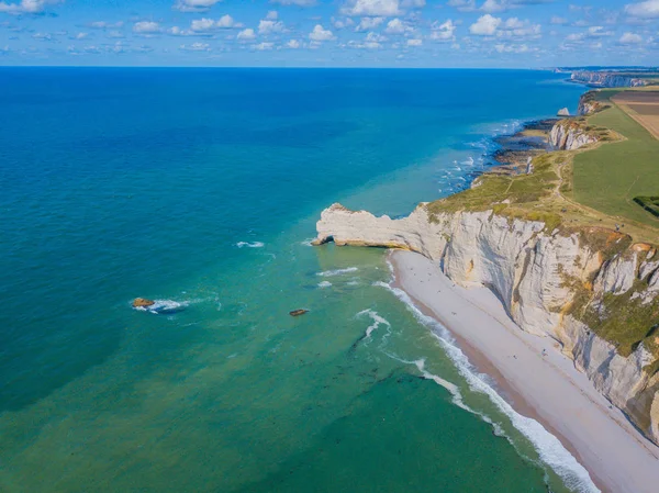 Photo aérienne par drone de la formation pointue appelée LAiguille ou l'aiguille et la porte dAval à Etretat, nord-ouest de la France — Photo