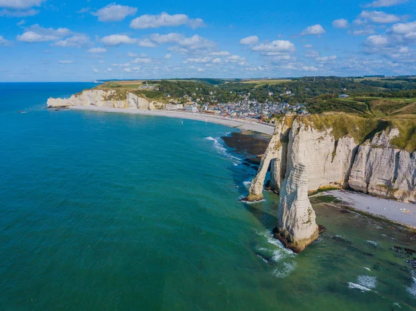 Photo aérienne par drone de la formation pointue appelée LAiguille ou l'aiguille et la porte dAval à Etretat, nord-ouest de la France — Photo