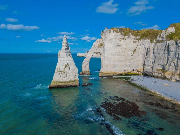 Photo aérienne par drone de la formation pointue appelée LAiguille ou l'aiguille et la porte dAval à Etretat, nord-ouest de la France — Photo