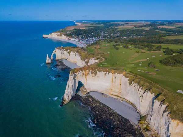 Zdjęcie lotnicze drone wskazał formacji o nazwie Laiguille lub daval igły i Porte w Etretat, północno zachodniej Francji — Zdjęcie stockowe