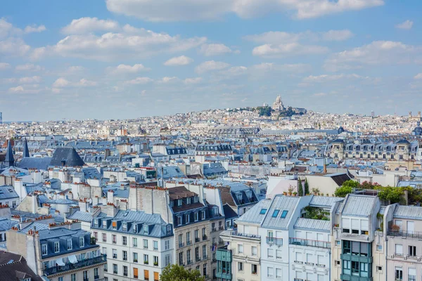 Klasszikus párizsi épületek. A légi felvétel a tetők. — Stock Fotó