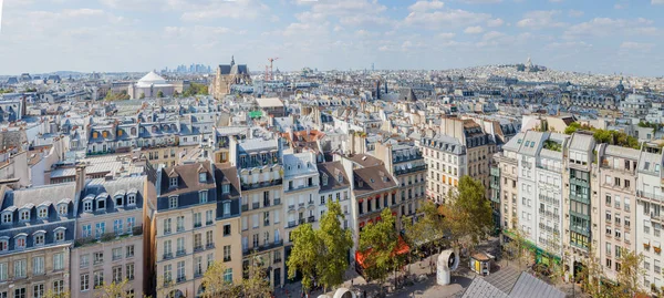 Edifícios parisienses clássicos. Vista aérea dos telhados. Panorama — Fotografia de Stock