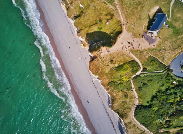 A mészkő sziklák és a templom Etretat felülnézet. Etretat, Normandia, Franciaország. Légi drone fénykép. — Stock Fotó