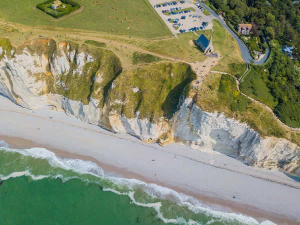 Vue panoramique sur les falaises de craie et l'église d'Etretat. Etretat, Normandie, France. Photo aérienne de drone . — Photo