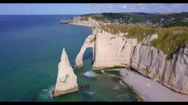 Antenn drönare foto av spetsiga bildandet kallas Laiguille eller det nål och Porte daval på Etretat, nordvästra Frankrike — Stockvideo