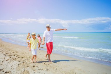 Mutlu aile yaz boş zaman eğleniyor