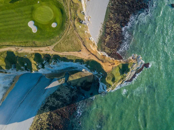Drone kilátás nyílik a golf mező mellett az óceán Etretat, Franciaország — Stock Fotó