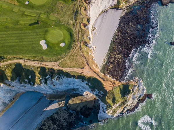 Vue par drone d'un terrain de golf au bord de l'océan à Etretat France — Photo