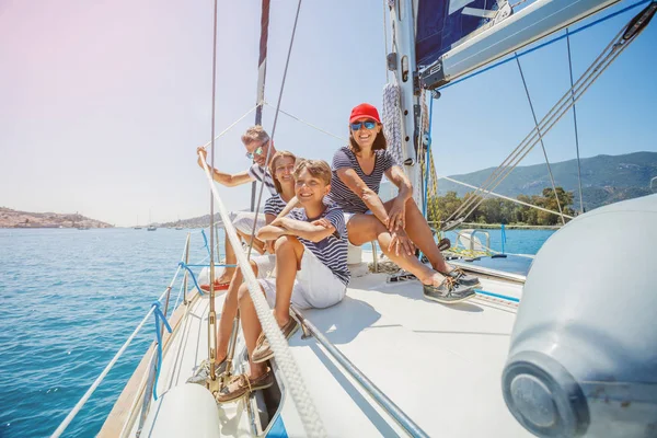 Rodina s rozkošnými dětmi odpočívající na jachtě — Stock fotografie