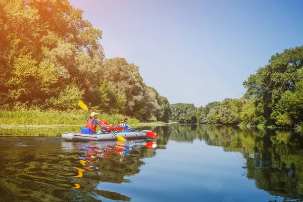 Enfants heureux kayak sur la rivière par une journée ensoleillée pendant les vacances d'été — Photo