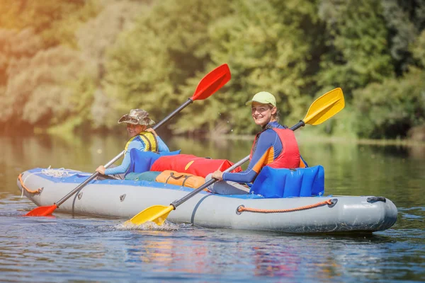 Bambini felici in kayak sul fiume in una giornata di sole durante le vacanze estive — Foto Stock