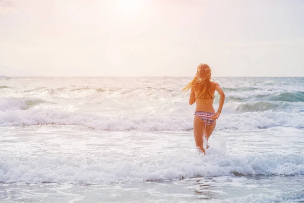 Κορίτσι Διασκεδάζοντας στην τροπική παραλία — Φωτογραφία Αρχείου
