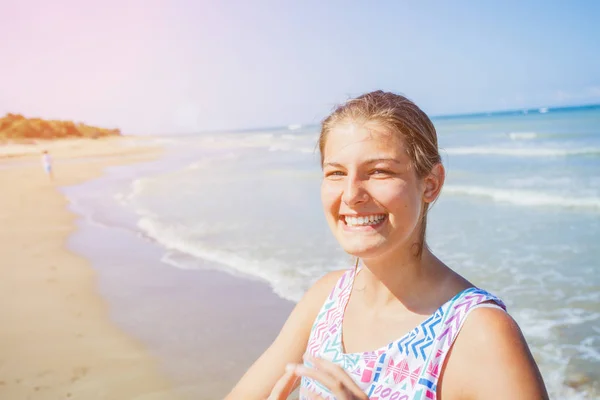 Tropik sahilde eğleniyor kız portresi — Stok fotoğraf