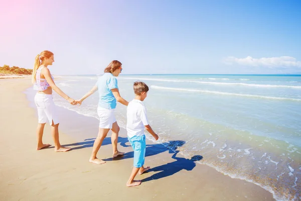 Lyckliga familjen ha roligt i sommar fritid — Stockfoto