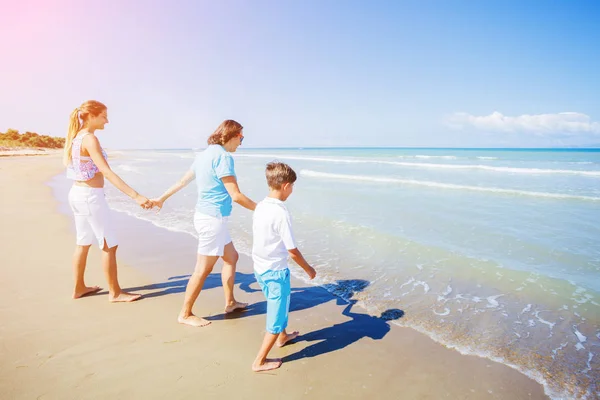 Família feliz se divertindo no lazer de verão — Fotografia de Stock