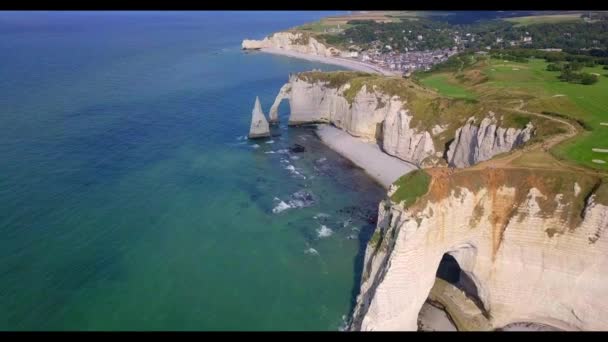 Foto letecké dron špičaté formace zvané Laiguille nebo jehlu a Porte daval v Etretat, severozápadní Francie — Stock video