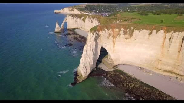 Foto letecké dron špičaté formace zvané Laiguille nebo jehlu a Porte daval v Etretat, severozápadní Francie — Stock video