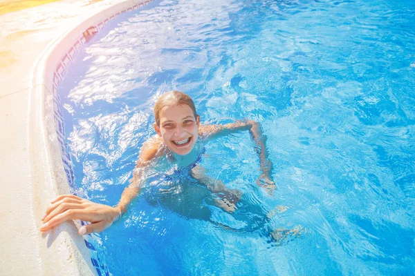 Chica feliz saltando y divertirse en la piscina — Foto de Stock